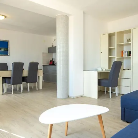 Nette In Mit Grosser Terrasse By Interhome Apartament