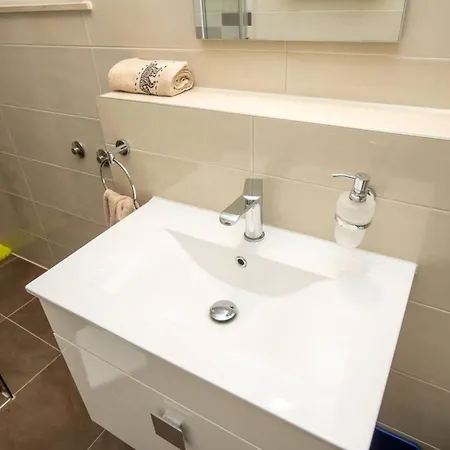 Apartament Nette In Mit Grosser Terrasse By Interhome *
